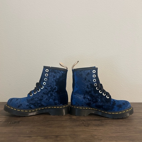 Dr. Martens VEGAN 1460 WOMEN'S CRUSHED VELVET LACE UP BOOTS BLUE SIZE 5 NEW - Picture 6 of 9